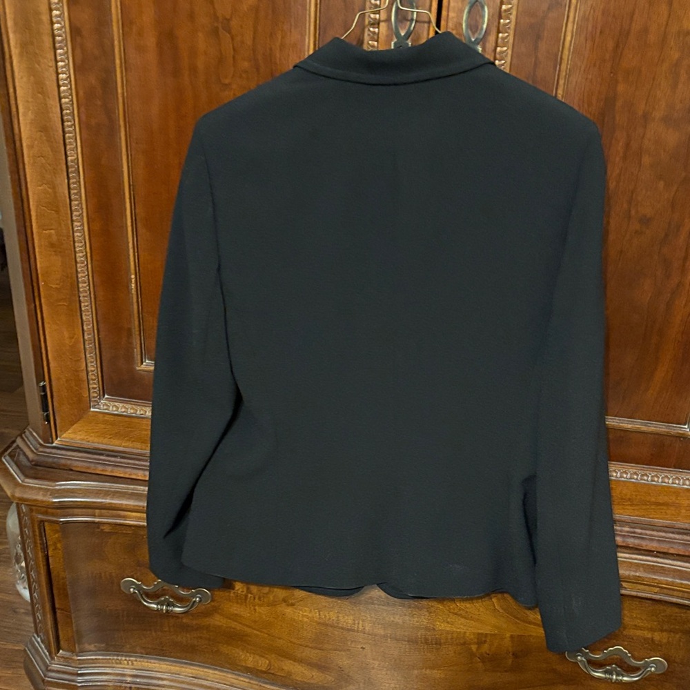 Le Suit Women's Black Blazer with Gold Button - Picture 4 of 10